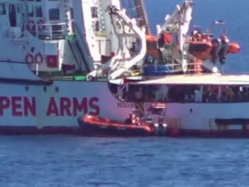 OPEN ARMS, 8 SBARCATI MA CRESCE LA TENSIONE