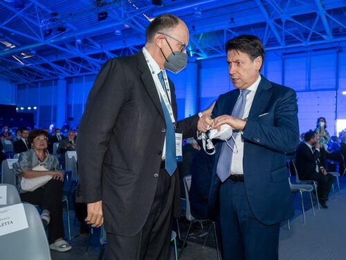 Enrico Letta in ginocchio da Giuseppe Conte. Il leader Pd cerca di ricucire, secco no dal M5S: "Mai con lui"