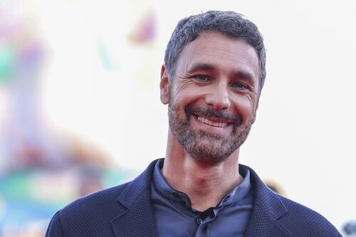 Raoul Bova, gli "occhi spaccanti" diventano un marchio? La mossa strategica