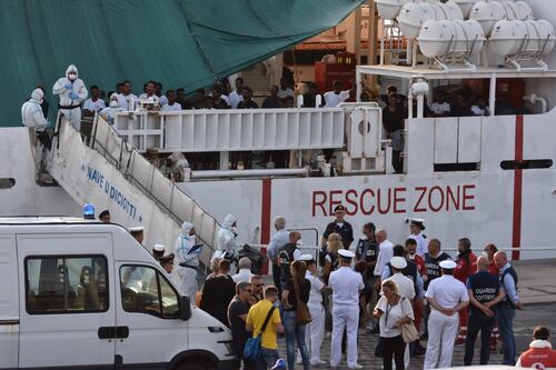 Diciotti, dalla nave sono sbarcati tutti. Vanno in Irlanda e Albania