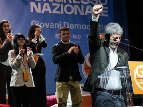 Il saluto col pugno chiuso dei giovani Pd contagia anche Fico. Forza Italia: "Vergogna"