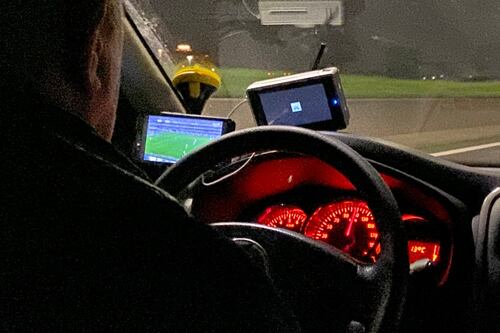 Il tassista tifoso guarda la Roma a 110 all'ora. La foto divide i social