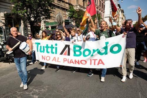 In Alitalia la paga può attendere: il 50% del salario non arriverà. Flop sul marchio