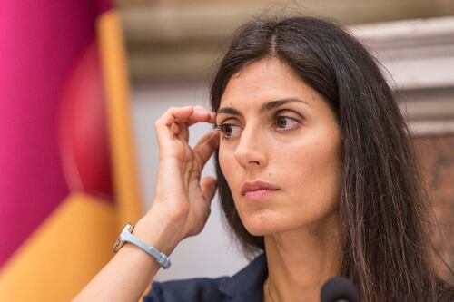 Caos rifiuti, rivoluzione all'Ama. La sindaca Raggi revoca il Cda