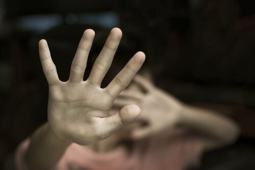 Abusa della nipote di 11 anni, l'insegnante della ragazzina lo fa arrestare