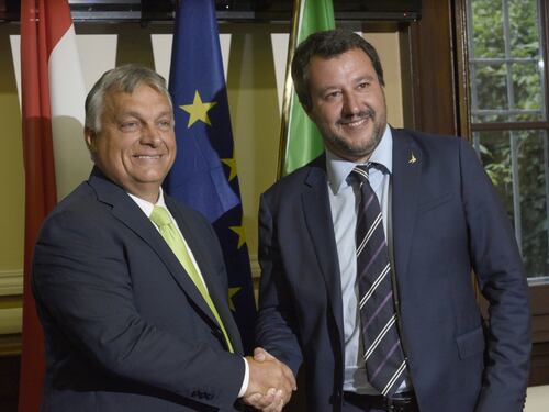 Il messaggio di Orban a Salvini (con un vecchio Nokia) manda in tilt i rosiconi