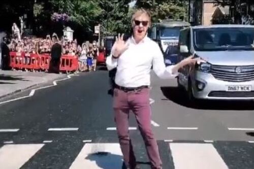 Paul McCartney torna sulle strisce di Abbey Road. Ma stavolta non è scalzo