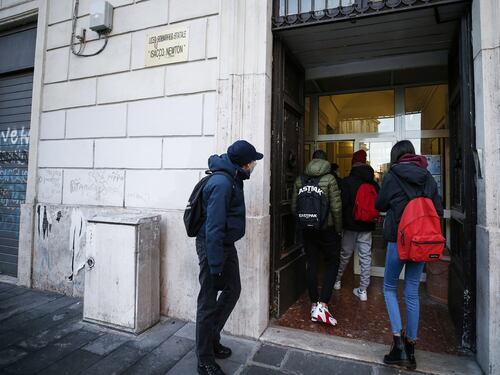 Le scuole del Lazio si preparano a chiudere, l'Rt resta sopra la soglia della zona rossa