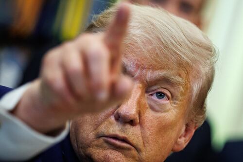 Trump annuncia l'offensiva: "Attaccheremo con forza, l'Iran firmi l'accordo"