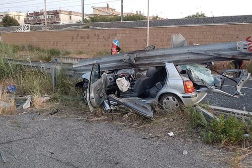 L'auto finisce sul guardrail. Giovane resta incastrato tra le lamiere