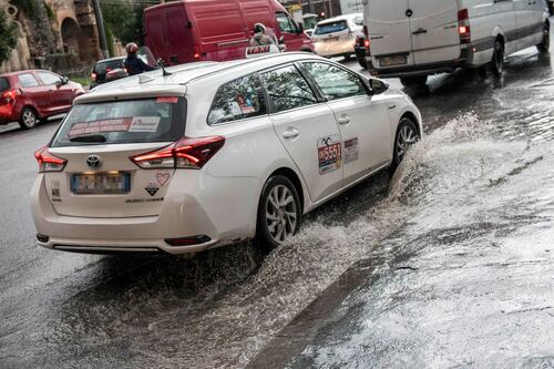 Maltempo, auto bloccate dall'acqua alta. Salvati anche due bambini