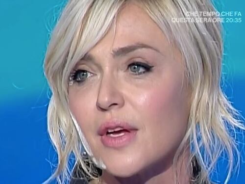 Paola Barale torna in tv e confessa: "Con Raz Degan non ci parliamo più"