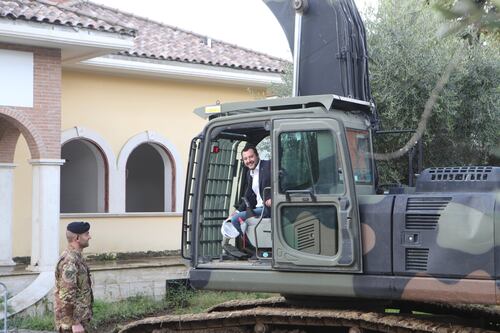 Abbattuta un'altra villa dei Casamonica. Sulla ruspa sale anche Salvini