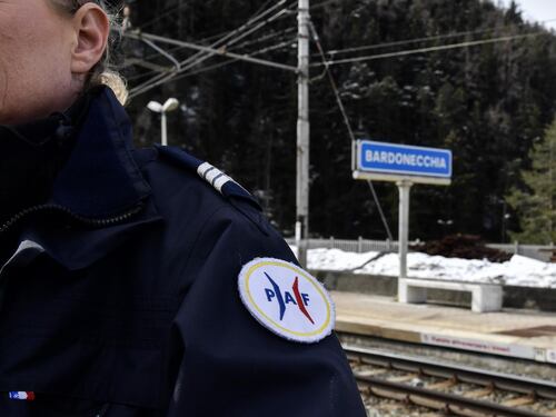 Blitz della polizia francese al centro migranti di Bardonecchia. È bufera: "Italia non è la toilette di Macron"