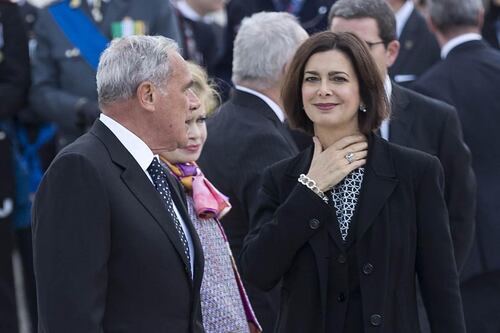 Boldrini bifronte, umilia i soldati poi li applaude