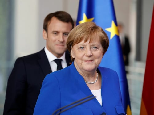 "Commissione Ue, Merkel presidente". L'ultima di Macron. Arriva la stangata
