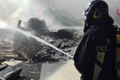 Va in fiamme deposito di solventi. Allarme in Versilia: "Restate in casa"