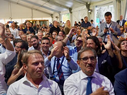 Mani sul cuore e sguardi d'intesa. Scatti da Atreju 2019