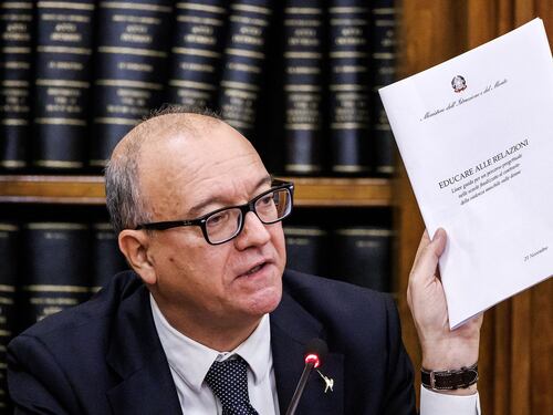 Valditara: alla scuola serve serenità. "Educare alle relazioni" avanti senza garanti