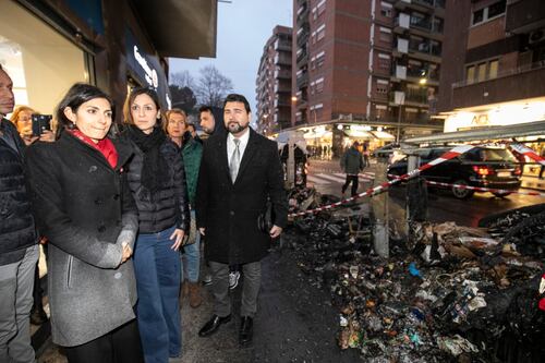 Bruciano i cassonetti sotto la casa della presidente di Municipio