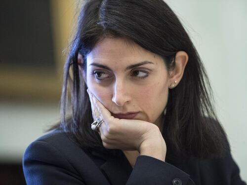 Raggi pizzicata dalle microspie? Parli così anche in pubblico