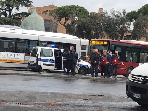 Scontro fra bus, passeggeri come birilli