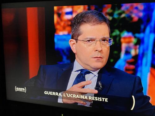 Quarta Repubblica, Daniele Capezzone sbotta: “Che vergogna l’Unione Europea, applausi alla Polonia”. Poi sbugiarda la sinistra