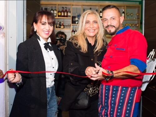Mara Venier guida la parata di vip per l'opening di "1930"