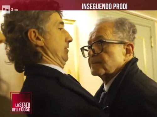 Romano Prodi ci ricasca, cosa fa alla giornalista di Giletti: il video clamoroso