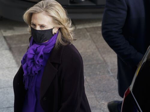 Hillary Clinton racconta i segreti della politica americana in un thriller