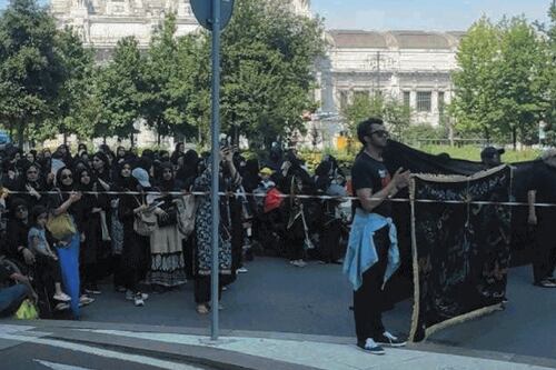 Milano si sottomette all’Islam: maxi corteo con le donne recintate