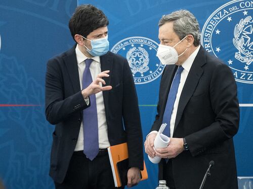 L’obbligo vaccinale è ormai realtà: ecco quando arriva e le multe. Super green pass anche a lavoro