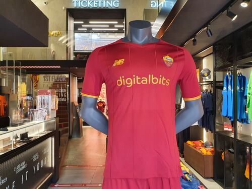 Debutta la nuova maglia della Roma targata New Balance. DigitalBits main sponsor: le cifre