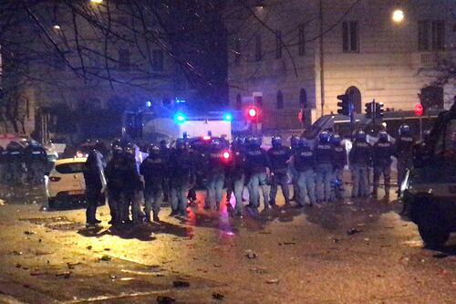 Scontri alla festa della Lazio: sassi e bottiglie contro la polizia