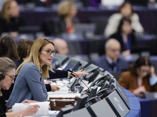 "Centinaia di doni ricevuti e mai dichiarati". Metsola provoca un nuovo scandalo a Bruxelles?