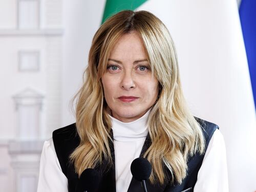 Meloni, non solo Solovyev: anche in Italia non si risparmiano gli insulti