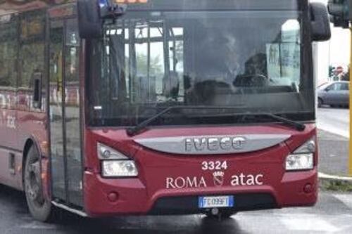 Spari contro il bus dell'Atac: l'autista dà l'allarme