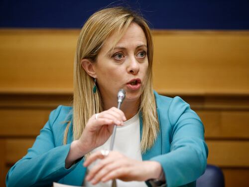 "Peronista", "razzista", "coatta". Fango su Meloni. Che querela