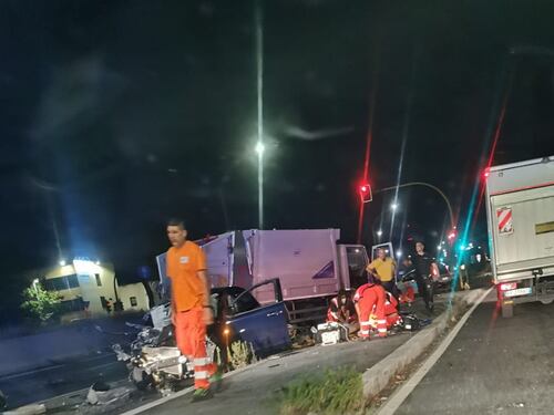 Si schianta contro il camion dei rifiuti, un morto sulla Tiburtina. Traffico in tilt