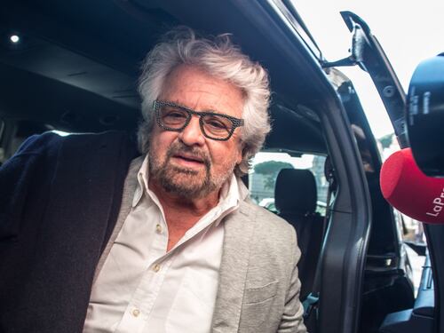 Nella fogna vacci tu. Grillo sacrifica la Raggi per cercare l'accordo col Pd