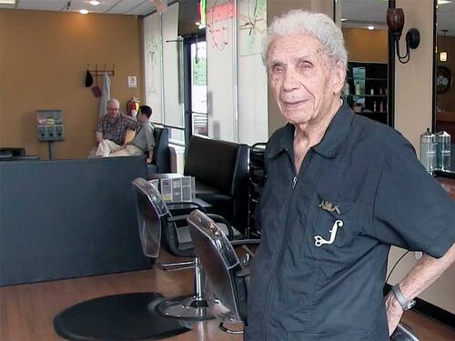 Addio a Anthony Mancinelli, il più anziano barbiere del mondo aveva 108 anni