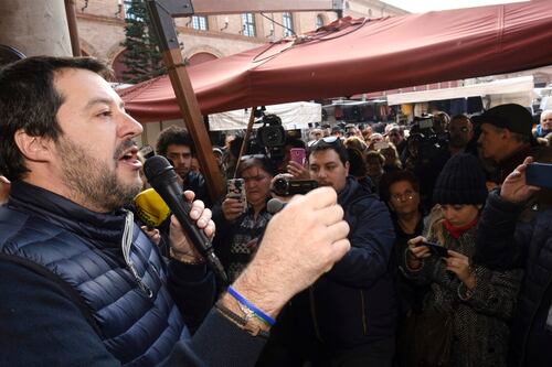 "Dove dovreste tornare..." Così Matteo Salvini affonda le democratiche Sardine