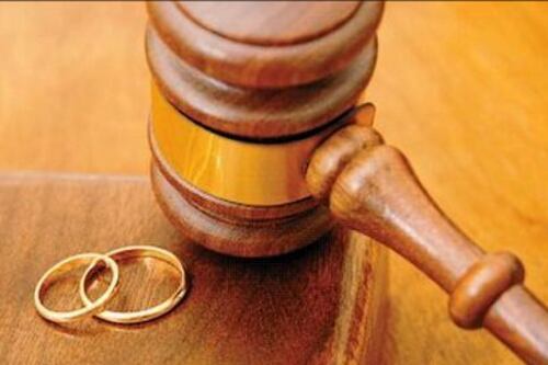 Ha divorziato da 16 anni ma non si può risposare. E fa causa al ministero