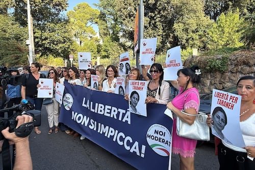 Sit-in davanti all’ambasciata iraniana. Gelmini: «La libertà non si impicca»