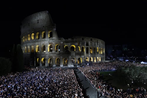 Colosseo, la prima Via Crucis di Papa Leone: il messaggio ai fedeli
