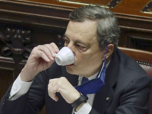 Mario Draghi non molla mai. Neanche per andare in bagno
