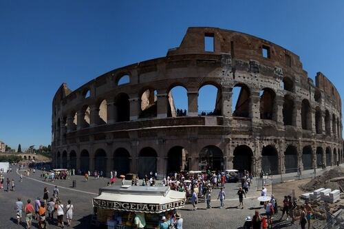 Roma chiude le moschee abusive E i musulmani protestano pregando davanti al Colosseo