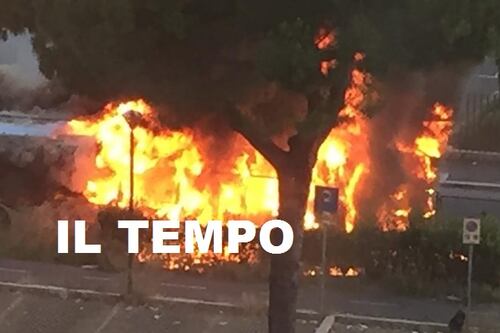 Paura a Colli Aniene. Esplode un autobus: fiamme e fumo