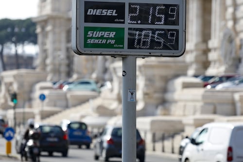 Carburanti, da Chigi un nuovo decreto per il taglio delle accise: "A sostegno dei cittadini"