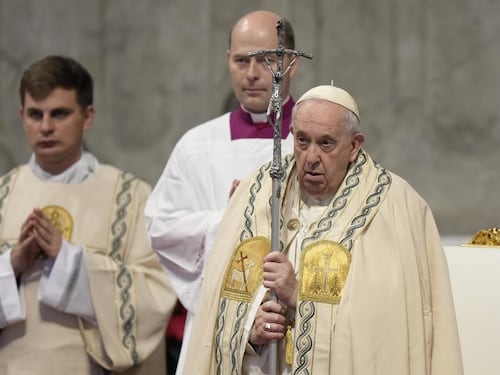 Papa Ratzinger morto, il gesto di Bergoglio nella vignetta di Vauro